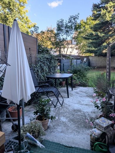 Düsseldorf-Eller’de kendine ait terası ve bahçesi bulunan büyüleyici 1 odalı eski yapı dairesi – Terrasse