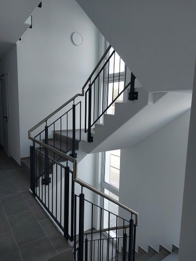Erstbezug 2-Zimmer-Wohnung (1. OG, Balkon, barrierefrei) in Berge bei Nauen – Treppenhaus