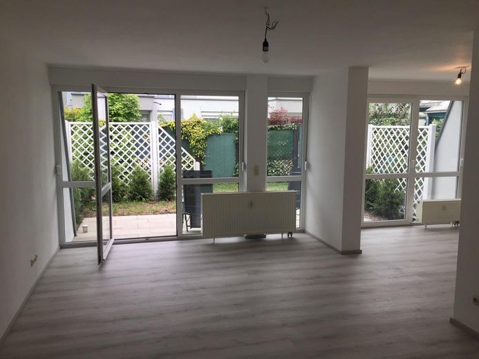 2,5 Zi.-Terrassenwohnung m. Garten (incl. Küche) + feste Tiefgarage in Forchheim/Nähe Bhf. – Wohn-/Essbereich ohne Möbel