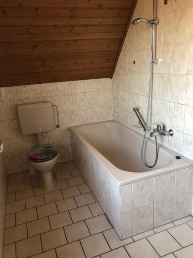 Freist EFH mit Garten und Garage in guter Lage – Badezimmer oben