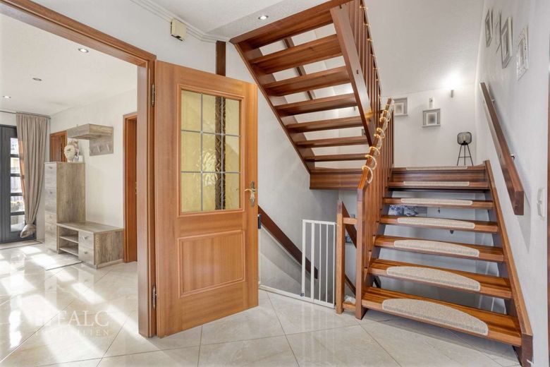Ein Zuhause mit Zukunft - Familientraum mit Pool in Bergisch Gladbach-Hebborn – Zugang Auf und Ab