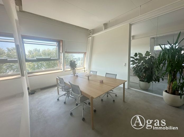 Innovation trifft Komfort: Modernes Büro über 2 Etagen mit Panorama-Dachterrasse  zu vermieten – Konferenzraum 3. Etage