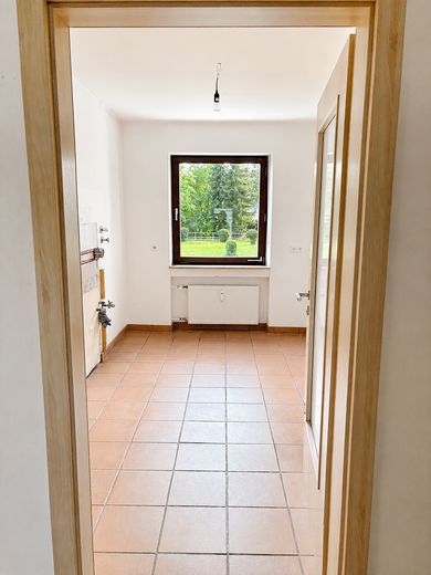 Bezugsfrei & provisionsfrei: Großzügige 2-Zimmer-Wohnung mit Südwest-Loggia und Stellplatz – Küche, Blick vom Flur