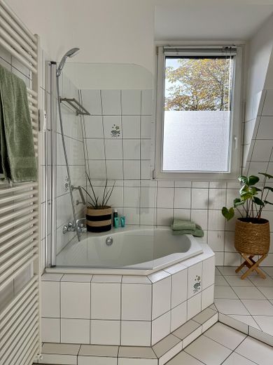 Maisonette de estilo antiguo inundada de luz, con chimenea, aire acondicionado y un ambiente residencial tranquilo – Badezimmer unten - Badewanne