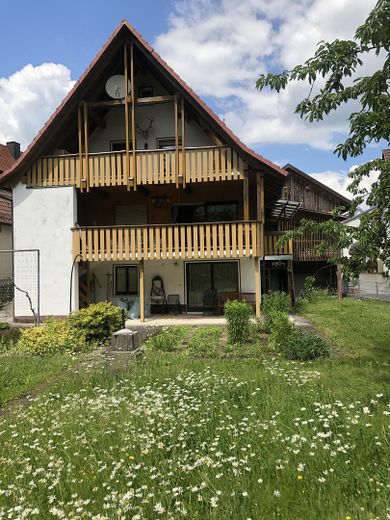 Einfamilienhaus mit Garten und eigenem Bachzugang !! – Neue Balkone & Holzlege rechts