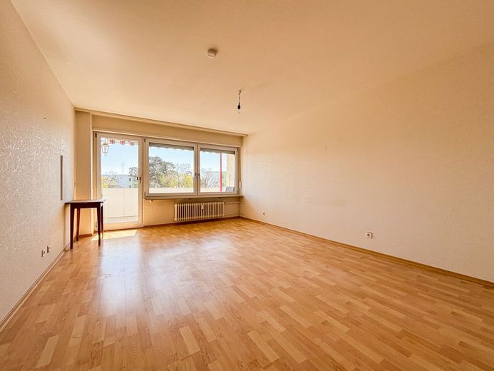 Premium-Angebot: Gonsenheim! 2-ZKB-Whg mit TG &amp; Balkon! Freigestellt! Gut vermietbar, WG geeignet – Wohnzimmer
