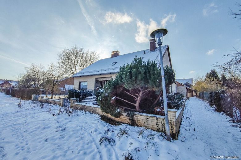 Hochwertiges Architekten-Ein-/Zweifamilienhaus mit Garten und Garagen - TOP-Wohnen in Rollshausen! – Außenansicht Seite