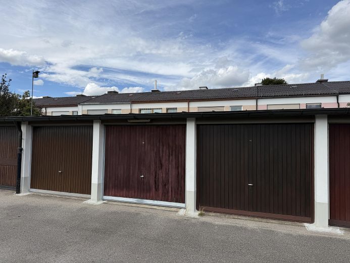 Direct intrekken in uw eigen huis met tuin aan de rand van München – Garage