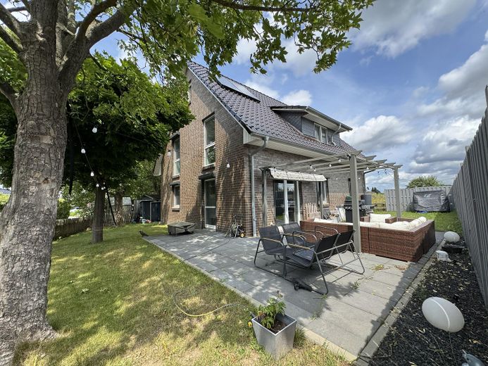 Modernes Einfamilienhaus mit hochwertiger Ausstattung und Smart-Home-System in Groß Wesenberg – Garten / Terrasse