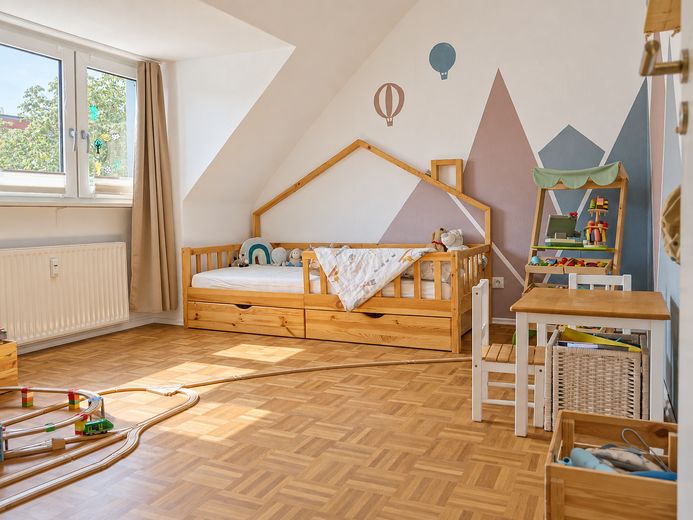 Umfangreich modernisierte 4-Zimmer-Wohnung mit großem Balkon + ca. 30qm2 Dachboden im Moltkeviertel – Kinderzimmer