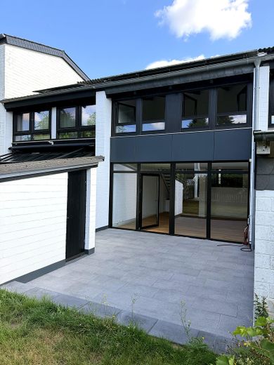 Neuwertiges Reihenmittelhaus, Fußbodenheizung, eigenem Garten & Garage – Terasse/Garten