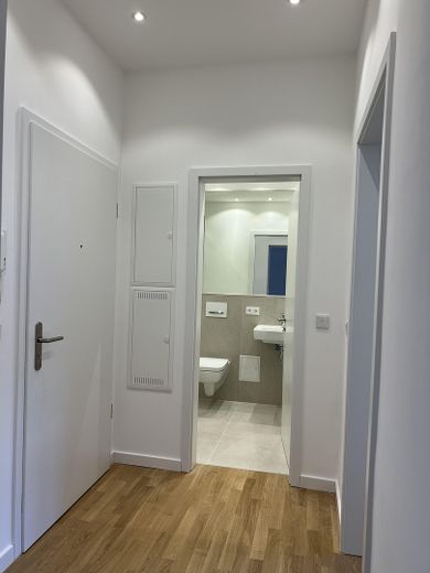Helle 3 Zimmer Wohnung in der Carlstadt – Blick aus Flur ins Badezimmer