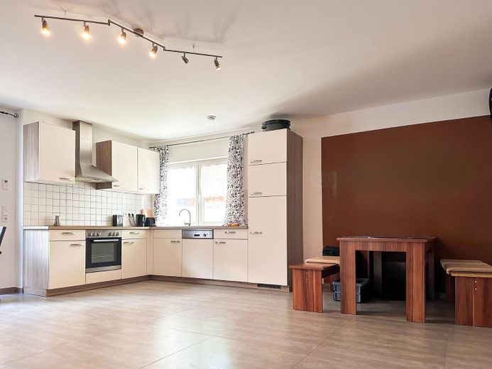 großes individuell erbautes Einfamilienhaus mit Einliegerwohnung in Pausndorf-Solar & Wärmepumpe – Küche-Einliegerwohnung
