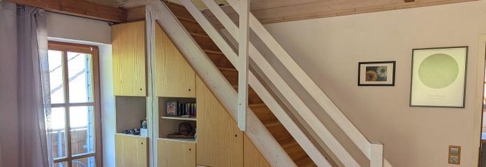 Wohnzimmer mit Einbauschränken