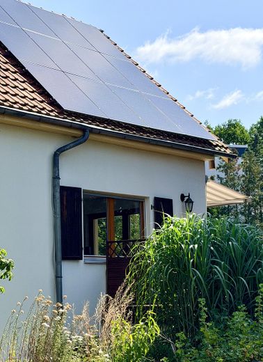 Freistehendes Einfamilienhaus mit Photovoltaikanlage auf sonnigem Grundstück in Berlin-Wittenau – Solar Dachfläche Westseite