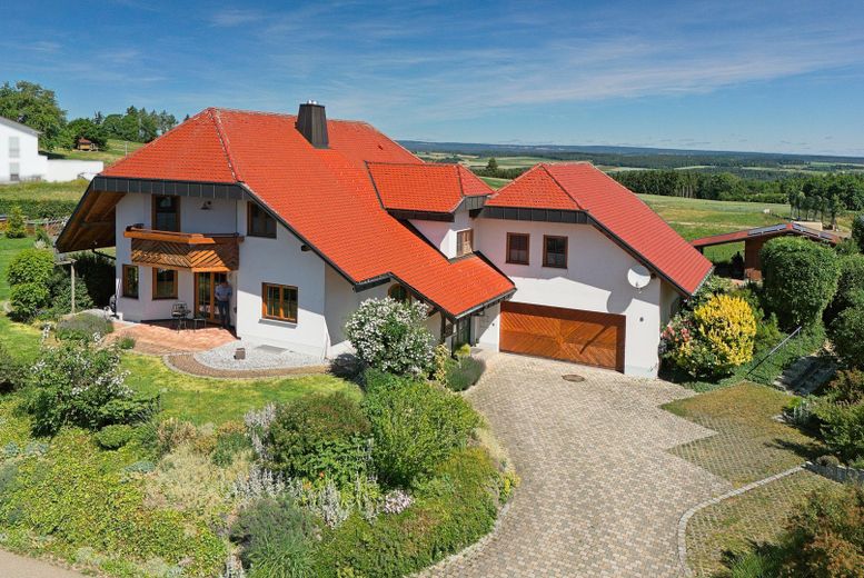 Prestigious A+ country house with in-law apartment on park-like grounds – Übersicht