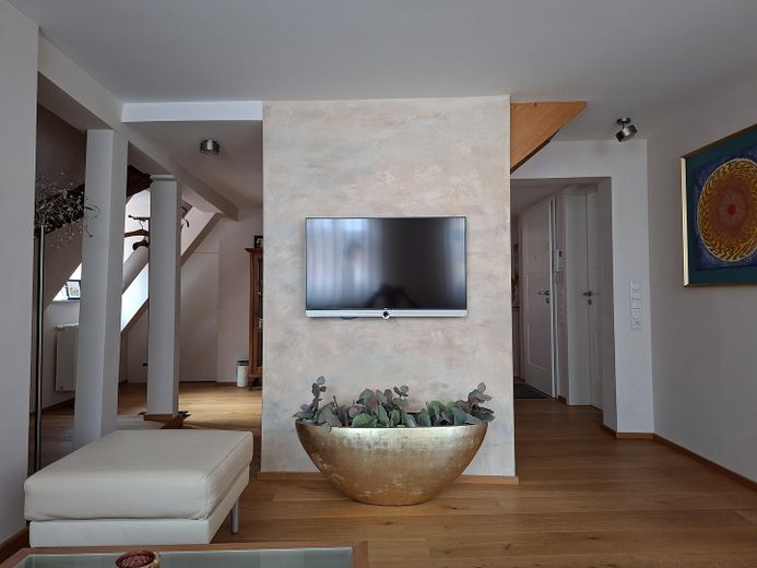 Appartement ancien en duplex élégant et exclusif dans la vieille ville, avec ascenseur et balcon – Wohnzimmer
