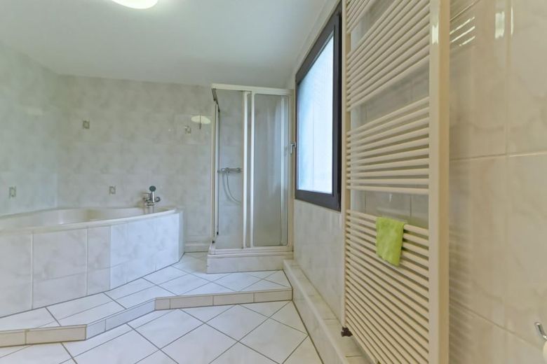 SENZA PROVVIGIONE: Luminoso appartamento di 4 locali a OB-Sterkrade -Eccellenti condizioni energetiche! – Bad mit Dusche und Wanne