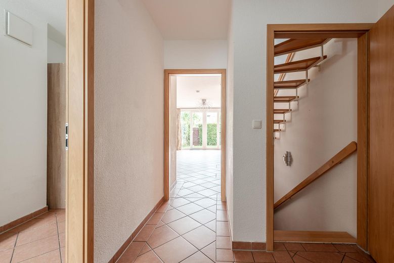 Zentrales und energieeffizientes Townhouse mit Tiefgarage und Keller – Flur EG