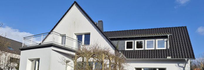 Großes Einfamilienhaus mit Einliegerwohnung in Groß-Buchholz, sehr ruhige Lage – Rückseite des Hauses