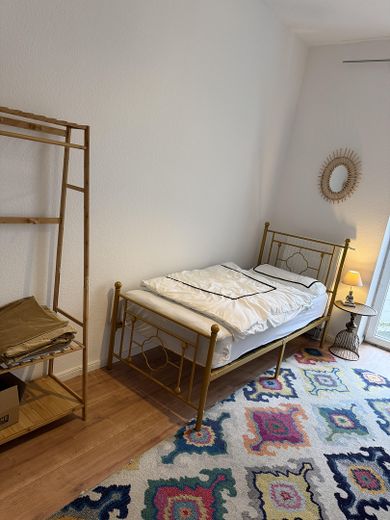 Nähe Frisenius Universität. Möblierte Wohnung ab sofort zu vermieten. –  Einzelbetten oder 
