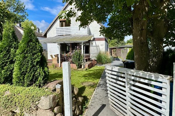Casa unifamiliare indipendente con due garage e bel giardino a Neumünster-Gadeland