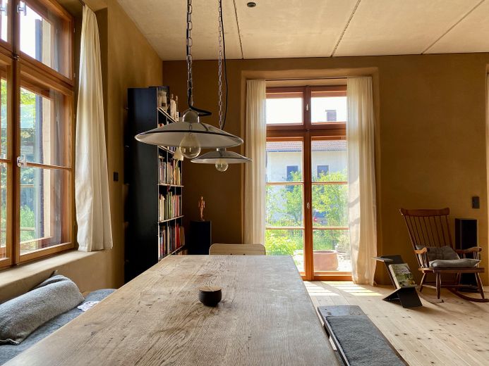 Besonderes Haus mit zeitloser Architektur & ELW am Simssee – Foto 7