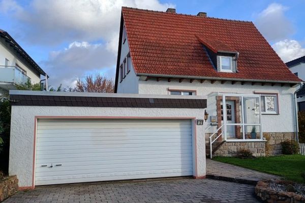 ¡SIN COMISIÓN! Encantadora y tranquila: casa en Niestetal-Heiligenrode (7 hab./166 m² + zona de invitados/oficina) ++ Apartamento independiente, terraza, estufa de azulejos, garaje, terreno de 1.620 m² ++ Cuota mensual: 1.487,20 €