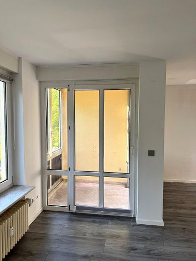 Provisionsfreie, modernisierte 3-Zimmer-Wohnung mit Wintergarten und Garagenbox, bezugsfrei – Wintergarten
