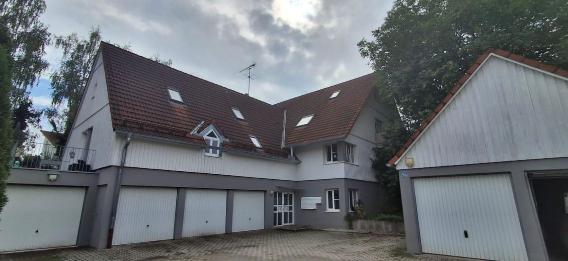 Gemütliche 3 Zimmer-Maisonettenwohnung in Eresing (Nähe Geltendorf, BRB und S-Bahn München) – Außenansicht Eingang + Garagen