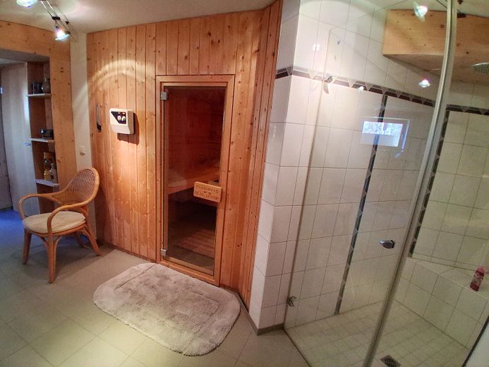 Das besondere Haus, mit sehr großem Grundstück, in einer Region wo andere Urlaub machen – UG Sauna und Dusche