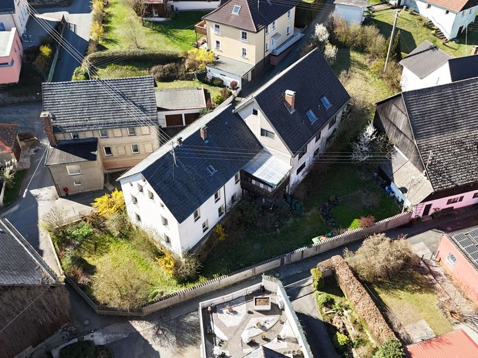 Raumwunder mit Potenzial: Großzügiges Mehrfamilienhaus auf idyllischem Gartengrundstück in 95362 Kupferberg! – Luftaufnahme
