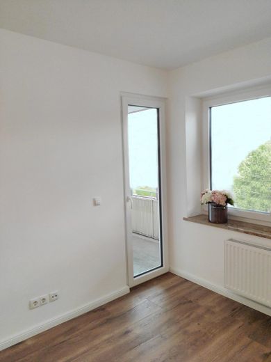 Appartamento di lusso (59 mq) in Tilsiter Platz a Kiel-Ellerbek/Wellingdorf – Wohnzimmer - Zugang zum Balkon