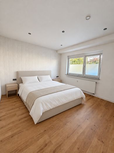 Komisyonsuz: Teraslı, konut amaçlı kullanılan bodrum katı ve hobi/sinema odalı 3,5 oda – Zimmer 1 mit Bett