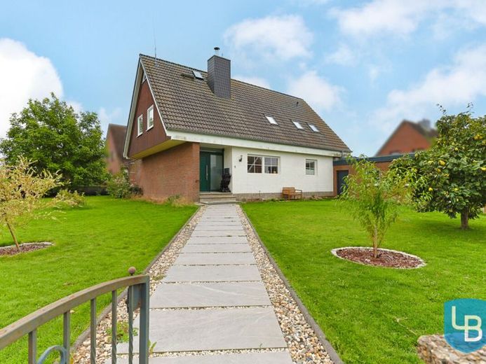 Ampio spazio per la vostra famiglia: curata casa unifamiliare di 5 locali su un terreno spazioso – Foto 1