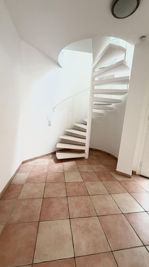 Berlin-Kladow -kernsanierte 3 Zimmer Maisonette Wohnung mit kleinem Garten – Flur mit Wendeltreppe zum OG