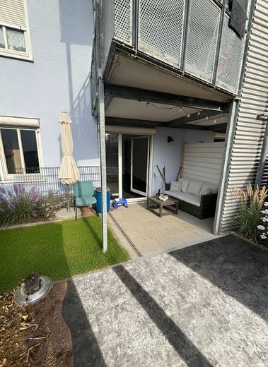 Senza provvigione da privato: luminoso appartamento con 2 locali e giardino a WN-Neustadt, incl. 2 posti auto – Terrasse mit Garten