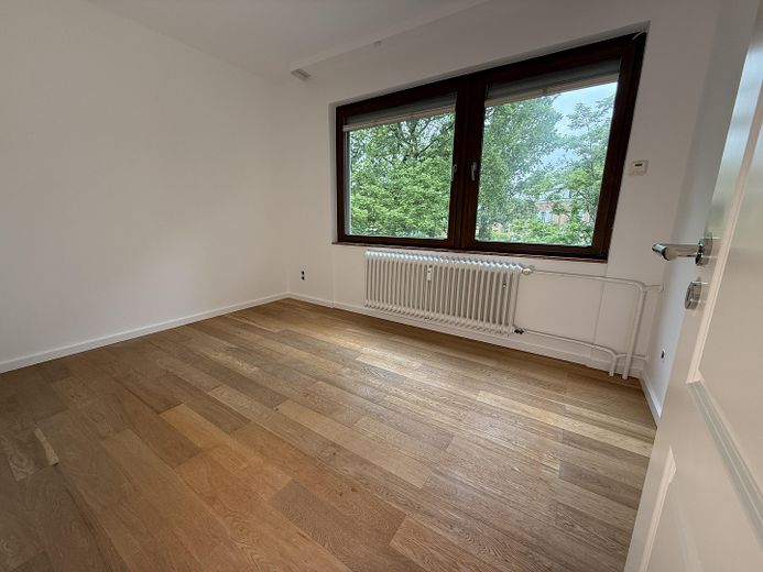 Grunewald 4 odalı daire, ayrıca bahçe, havuz ve garajlı suterre katı – Zimmer 4