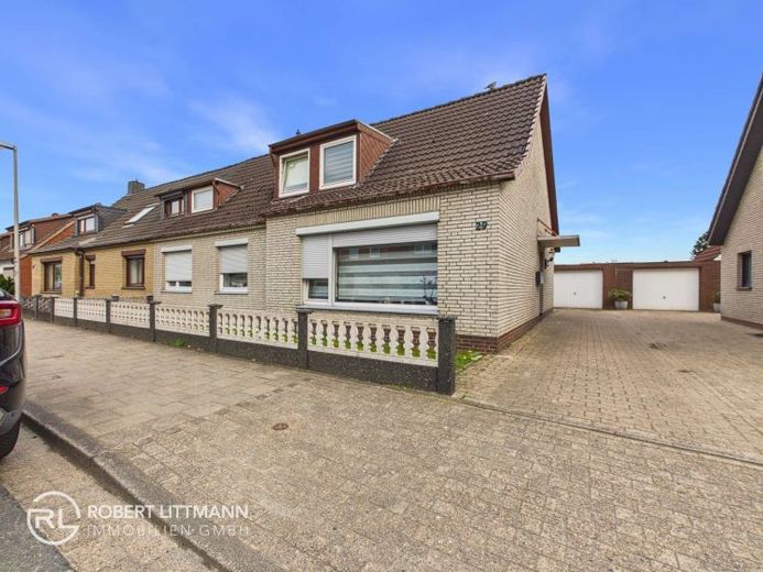 Mehrgenerationenhaus mit großzügigen Grundstück und Garage – Foto 1