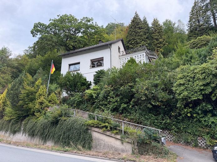 Einfamilienhaus mit Aussicht und großzügigem Waldgrundstück – Außenansicht von der Straße 
