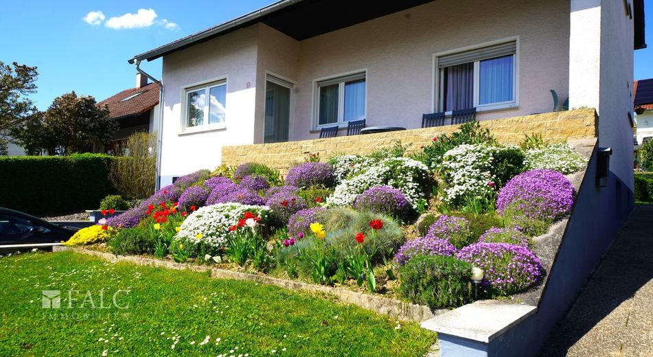 Idylle &amp; Raum vereint: Ein- bis Zweifamilienhaus in perfekter Lage in Gemmingen - FALC Immobilien – Steinterrasse für sonnige Stunden