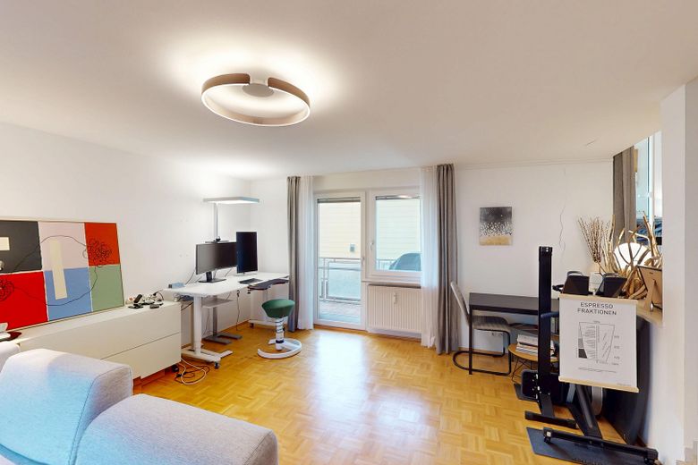 Céntrica y tranquila en Schwabing: Bonito apartamento con 2 balcones, ascensor y cerca del Englischer Garten – Wohnbereich