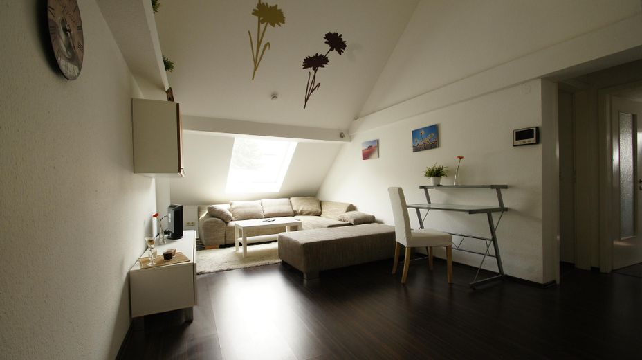 Lichtdurchflutete 3 Zimmer Dachgeschosswohnung – Foto 1