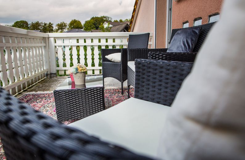 Möblierte, helle 4-ZKB mit Balkon. WG möglich – Foto 9