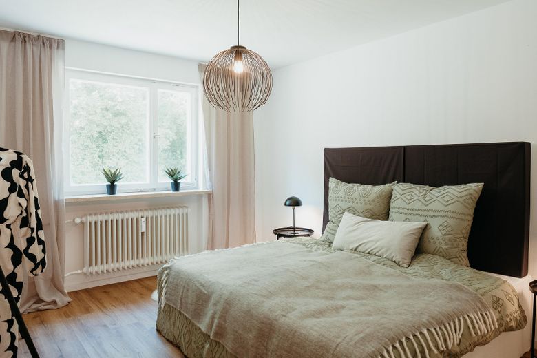 Schlafzimmer mit Fensterfront