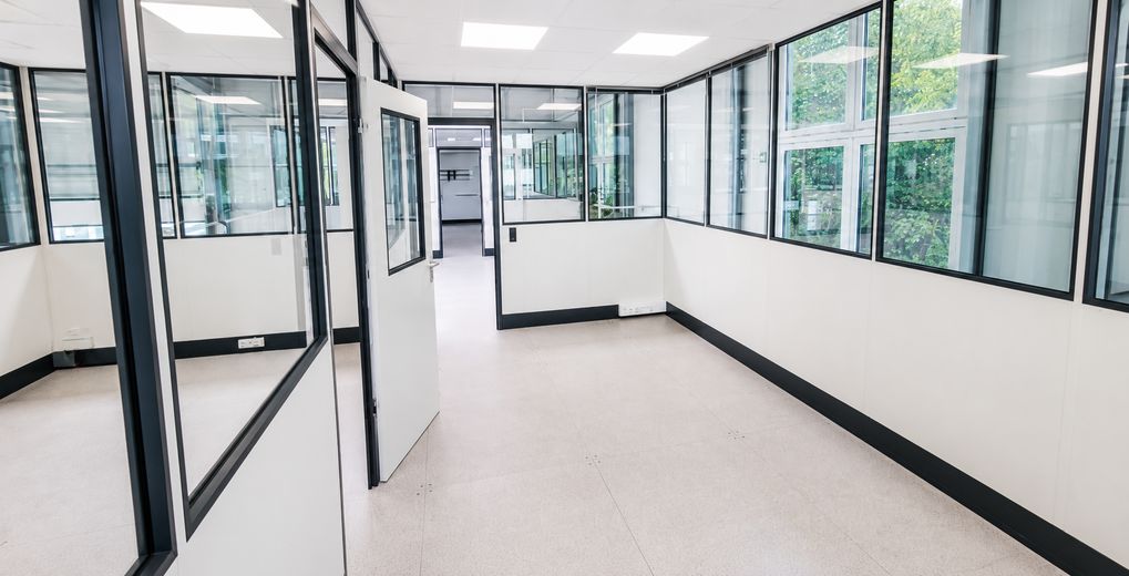 Eigenständige, hochwertige Gewerbeeinheit mit Halle, Büros & Galerie – direkt an der B12 – 15_Halle_Büro_OG_1_18qm_2