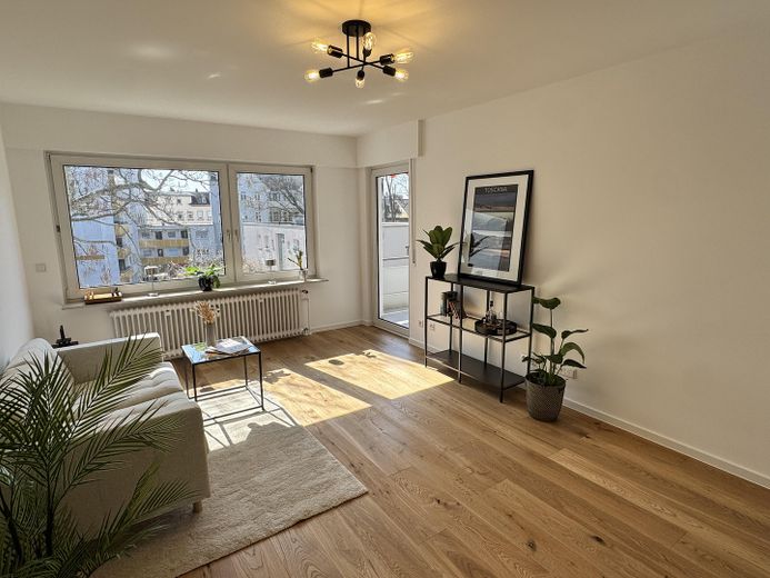 Ubicación perfecta, renovada con materiales de alta calidad: exclusivo apartamento de 3 habitaciones – Wohnzimmer 