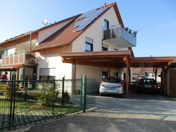 Helle 4-Zimmer-Wohnung mit Wohnküche in Neuffen – Südansicht mit Carport