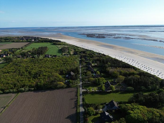 Attraktives Anlageobjekt auf Föhr - 6 genehmigte Ferien-Wohnungen auf 9.640 m² Grundstück – Luftaufnahme