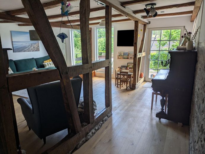 Fachwerkhaus mit Talblick - historisches Wohnen im Grünen bei Bielstein – Wohnzimmer und Flur EG
